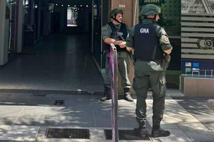 Allanamiento en pleno centro de Concordia por una investigación del Banco Central