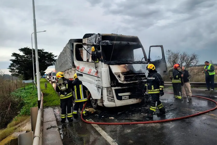 Un camión cargado con verduras se incendió en plena ruta entrerriana