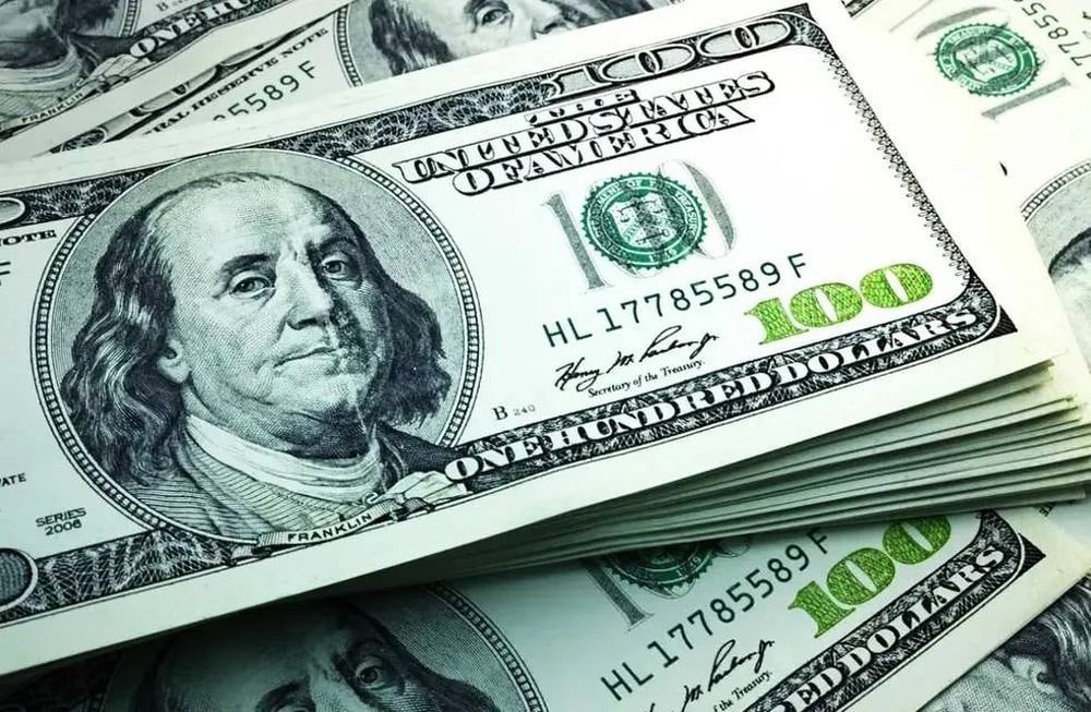 El dólar oficial bajó y se alejó del techo de la banda cambiaria