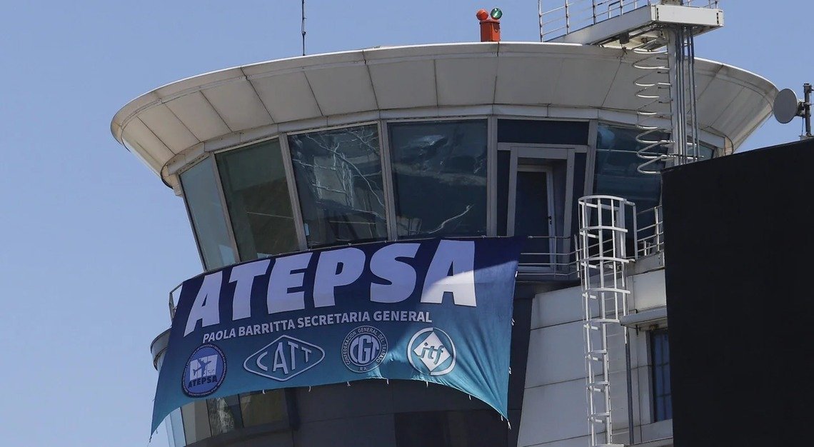 Controladores aéreos lanzan paros escalonados y anticipan demoras en todos los vuelos