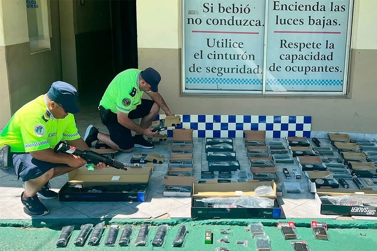 Golpe a las réplicas: Incautan 31 armas de Airsoft sin papeles en plena Autovía 14