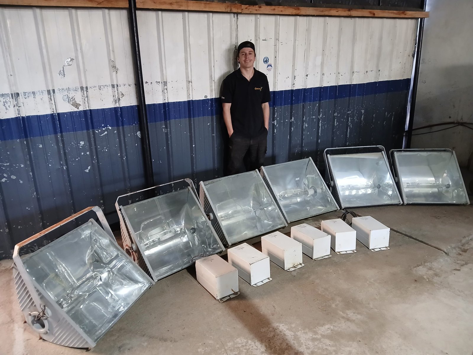 Entrega de reflectores para la cancha del Club S.C. y Deportivo Nueva Escocia