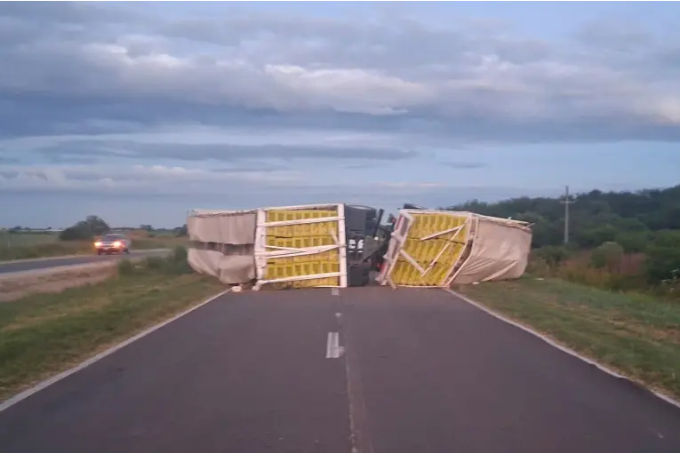 Accidente en la Ruta 18: un camión perdió el control y terminó volcado