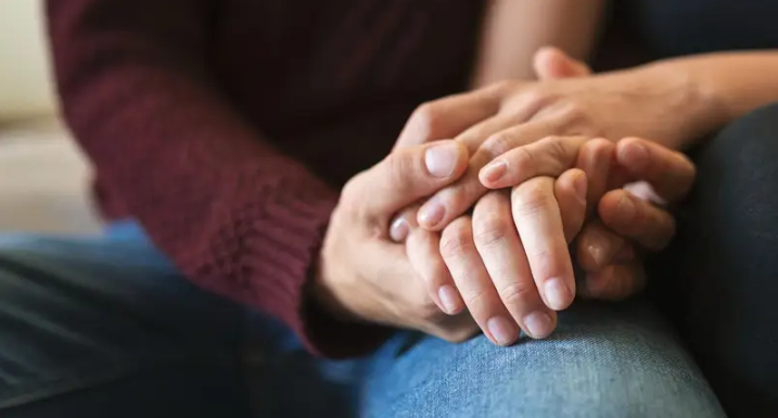Qué decir en un mal momento y dar apoyo emocional, según expertos en neurociencia y salud mental