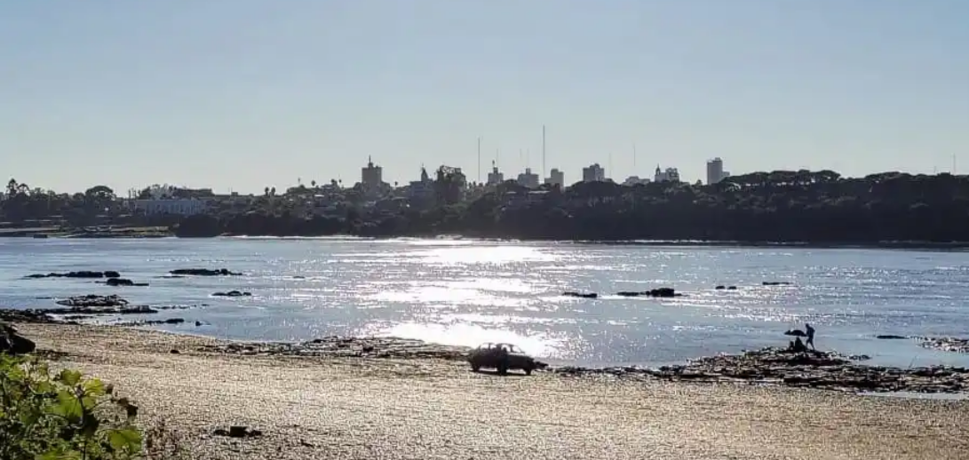 Costanera Nébel: Rescatan a una mujer en el río Uruguay tras un dramático operativo
