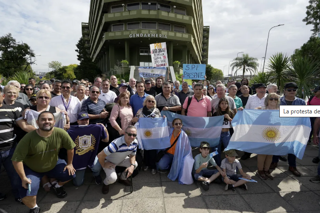 Javier Milei lo hizo: Inédita protesta de las 5 Fuerzas Federales
