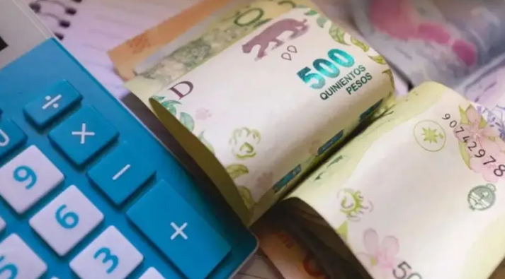 Familias estalladas: 6 de cada 10 hogares tiene deuda no bancaria y los prestamistas barriales están de fiesta con Milei