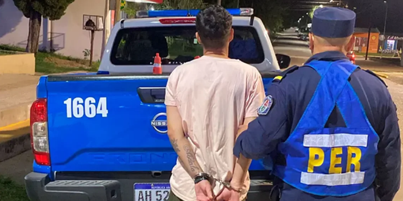 Tenía prisión domiciliaria, pero la policía lo encontró en la vía pública de Colonia Avellaneda