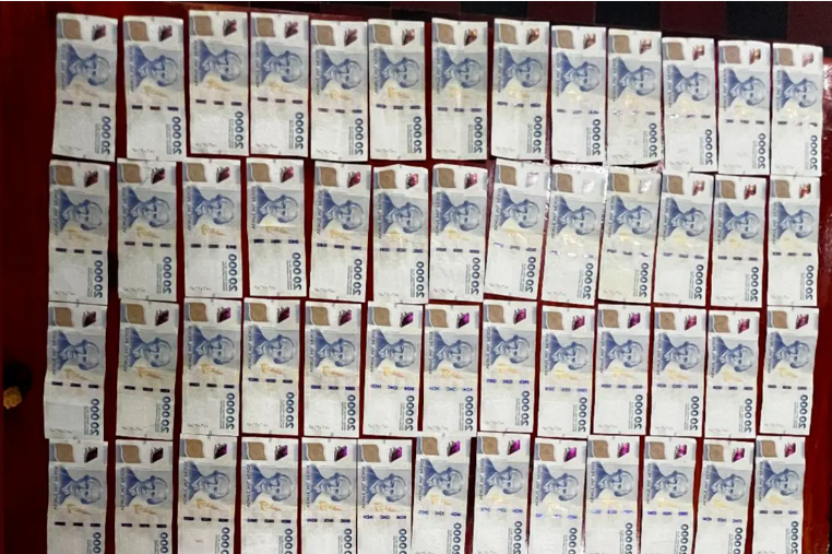 Noble gesto: una joven encontró casi dos millones de pesos en un banco en La Paz y lo entregó a la policía