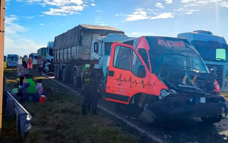 Choque en el enlace Victoria-Rosario involucró cinco vehículos y dejó ocho hospitalizados en Victoria