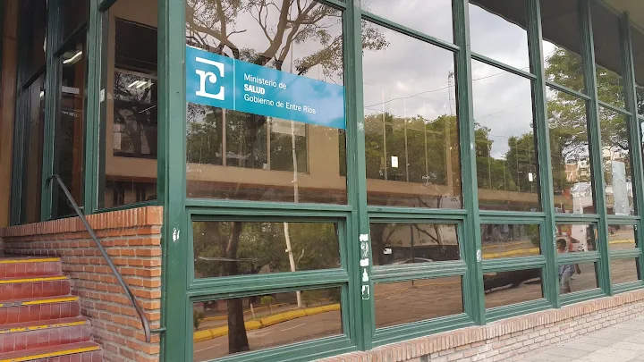 Funcionario provincial en los dos lados del mostrador.